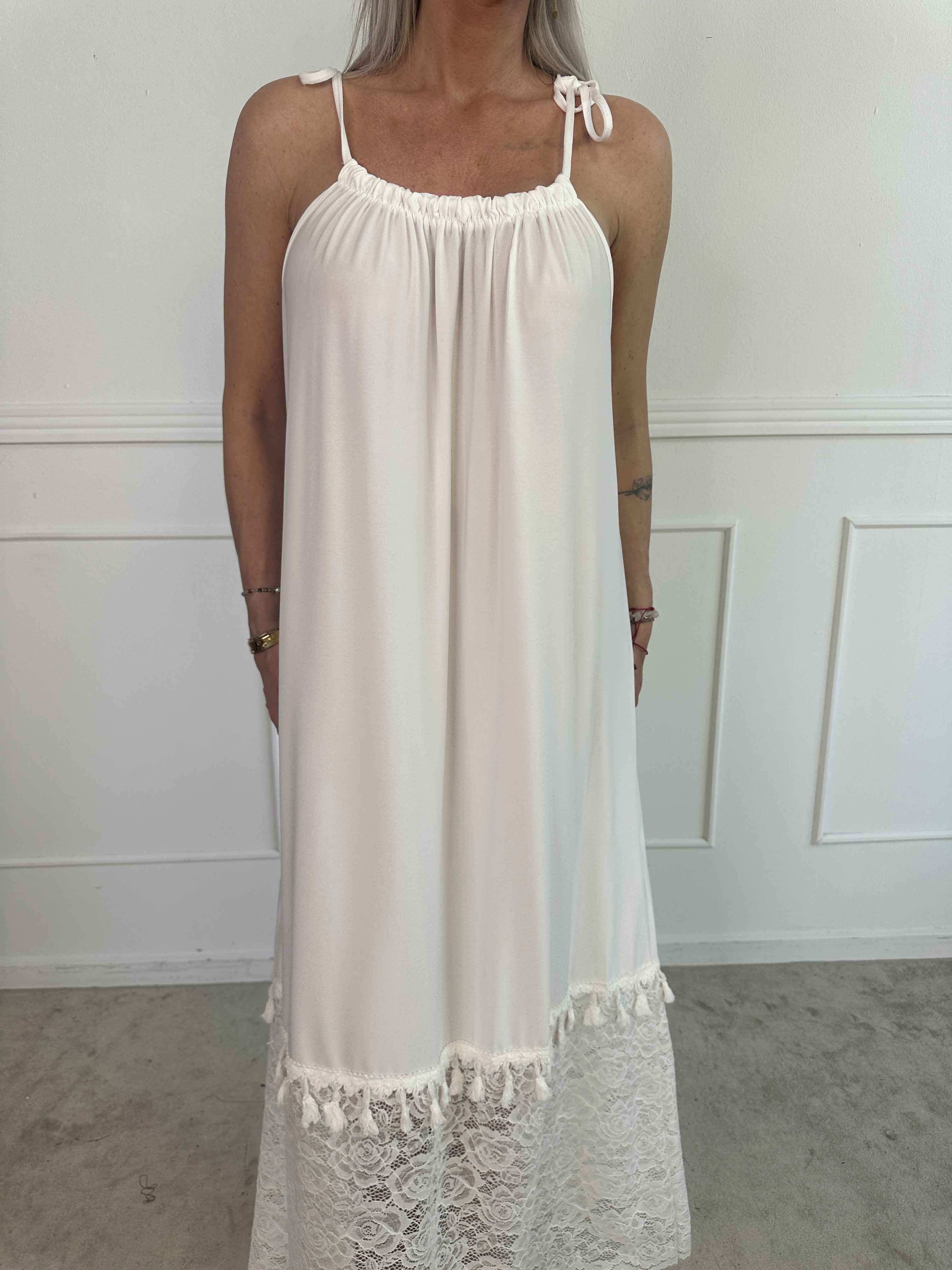 Willow - Lång elastisk klänning med spets nedtill